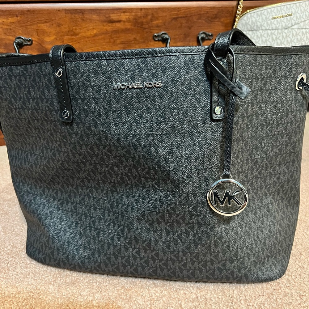 Michael Kor tote mk bag. Used only 4 times. Too big for me.